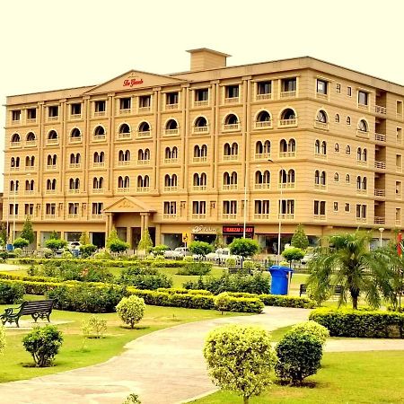 Executive 3 Bedrooms Apartment In Bahria Town 라왈핀디 외부 사진