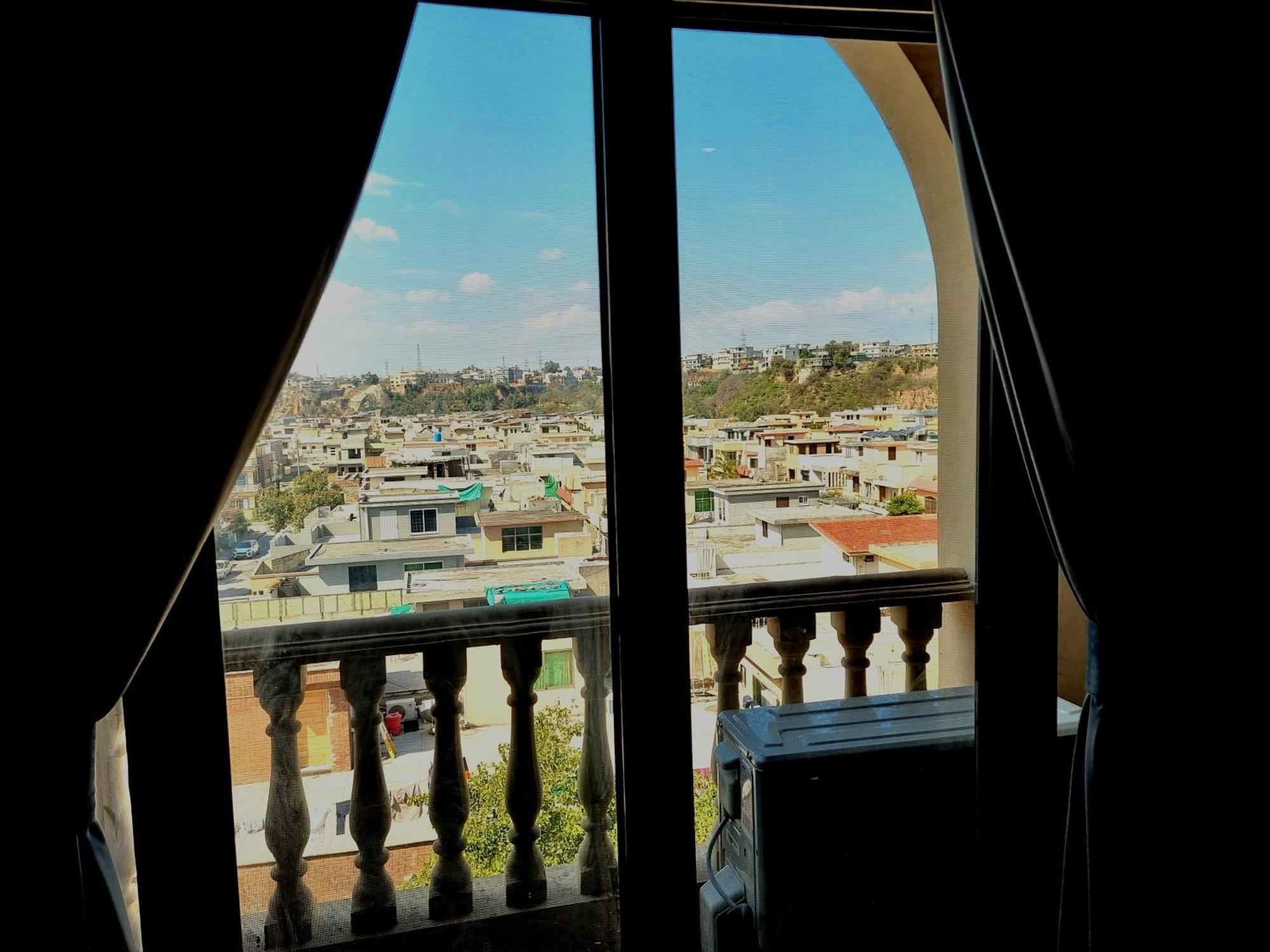 Executive 3 Bedrooms Apartment In Bahria Town 라왈핀디 외부 사진